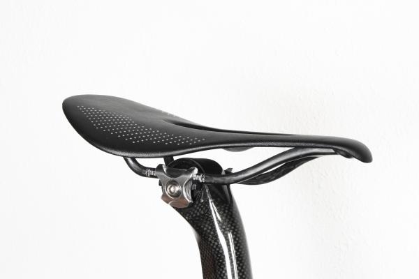 Selle de vélo en cuir de carbone - UD full carbone 89g.