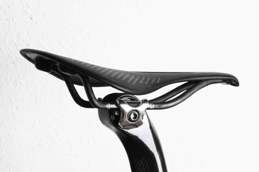 Selle de vélo en cuir de carbone - UD full carbone 89g.